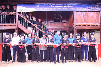Đại diện Trung ương Hội Liên hiệp Thanh niên Việt Nam và các đơn vị liên quan cùng đồng bào dân tộc Lô Lô cắt băng khánh thành công trình.