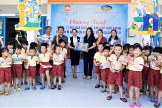 Đại diện Vinamilk trao các phần quà dinh dưỡng, san sẻ với khó khăn của người dân vùng lũ tại 3 tỉnh, thành phố: Đà Nẵng, Quảng Nam, Thừa Thiên Huế.