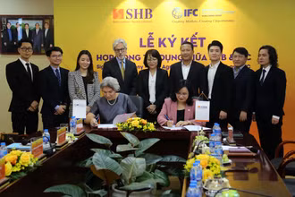 Bà Ngô Thu Hà - Tổng Giám đốc SHB và bà Natalia Bogomolova - Quản lý Kinh doanh Khối Định chế tài chính khu vực châu Á-Thái Bình Dương IFC ký kết hợp tác.