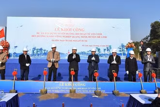 Các đại diện thực hiện nghi thức khởi công dự án. (Ảnh: PHẠM LINH)