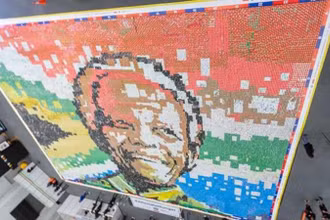 Bức tranh khảm chân dung cựu Tổng thống Nelson Mandela. (Nguồn: iol.co.za/TTXVN)