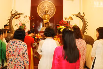 Thành kính dâng hương tưởng nhớ Chủ tịch Hồ Chí Minh vĩ đại (Ảnh: NGUYỄN HIỆP)
