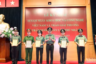 Bộ trưởng Tô Lâm trao giải thưởng tặng các cá nhân đoạt giải thưởng Trần Quốc Hoàn.