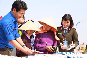 “Ngày hội đổi sách” trong khuôn khổ Hội trại “Tuổi trẻ Công an nhân dân học tập, thực hiện Sáu điều Bác Hồ dạy”.