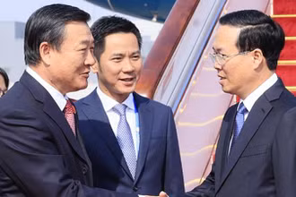 Bộ trưởng Nhà ở và Xây dựng đô thị, nông thôn Trung Quốc Nghê Hồng đón Chủ tịch nước Võ Văn Thưởng tại Sân bay Bắc Kinh. (Ảnh: TTXVN)