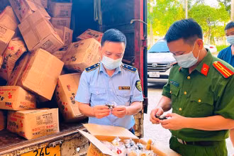 Công an tỉnh Lào Cai thu giữ lô hàng 54.000 cái bánh dẻo không rõ nguồn gốc.