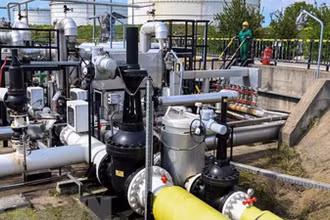 Trạm tiếp nhận của hệ thống đường ống dẫn dầu Druzhba giữa Hungary và Nga ở gần thị trấn Szazhalombatta, cách Budapest (Hungary) khoảng 30km về phía Nam. (Ảnh: AFP/TTXVN)