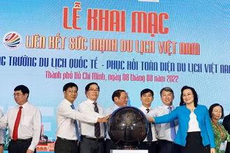 Các đại biểu thực hiện nghi thức khai mạc.