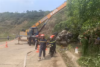Lực lượng chức năng cứu hộ, cứu nạn tại hiện trường xảy ra tai nạn.