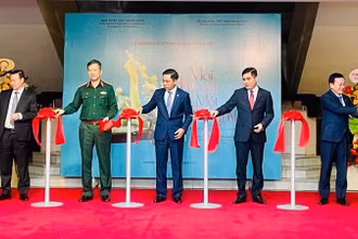 Các đại biểu cắt băng khai mạc trưng bày.