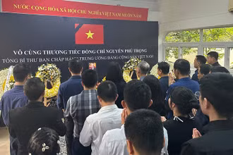 Cộng đồng người Việt Nam tại Tanzania viếng Tổng Bí thư Nguyễn Phú Trọng.