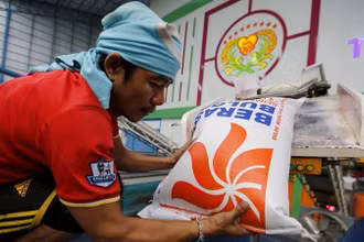Công nhân chuẩn bị gạo xuất khẩu tại một nhà máy gạo ở tỉnh Chainat, Thái Lan. (Ảnh: Reuters)