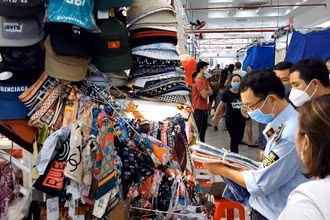 Lực lượng quản lý thị trường kiểm tra đột xuất các gian hàng tại Trung tâm mua sắm Saigon Square. (Ảnh: Tổng cục Quản lý thị trường)