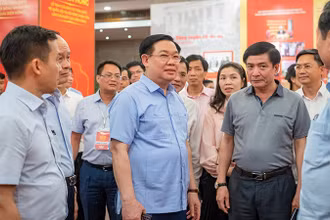 Chủ tịch Quốc hội Vương Đình Huệ kiểm tra công tác chuẩn bị lễ trao giải Diên Hồng.