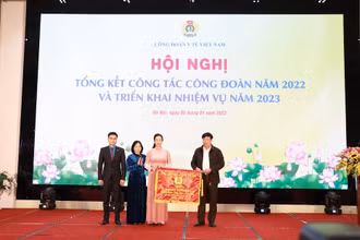 Công đoàn Y tế Việt Nam nhận Cờ thi đua xuất sắc của Tổng Liên đoàn Lao động Việt Nam năm 2022.