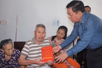 Đồng chí Nguyễn Trọng Nghĩa thăm, động viên người có công đang được nuôi dưỡng tại Trung tâm.