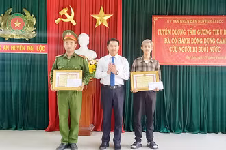 Lãnh đạo huyện Đại Lộc trao Giấy khen tặng Đại úy Nguyễn Phước Đạt và anh Nguyễn Hồng Phúc.