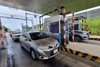 Các phương tiện qua trạm thu phí 51 lên cao tốc Thành phố Hồ Chí Minh-Long Thành-Dầu Giây.