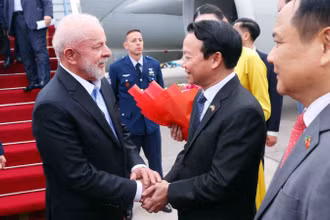 Bộ trưởng Nông nghiệp và Môi trường Đỗ Đức Duy đón Tổng thống Brazil Luiz Inácio Lula da Silva tại Sân bay quốc tế Nội Bài, Hà Nội. (Ảnh: TTXVN)