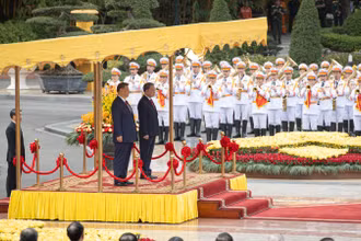 Tổng Bí thư Tô Lâm và Tổng Bí thư, Chủ tịch Trung Quốc Tập Cận Bình thực hiện nghi lễ cử Quốc thiều hai nước. (Ảnh: SƠN TÙNG) 