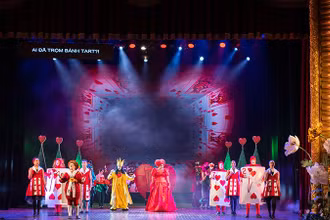 Một số hình ảnh của vở nhạc kịch “Alice in Wonderland”.
