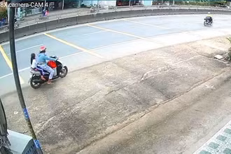 Nguyễn Thị Thanh chở bé gái rời khỏi cổng trường (Hình ảnh trích xuất từ camera giám sát).