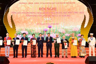 Lãnh đạo thành phố Hà Nội trao tặng danh hiệu “Công dân Thủ đô ưu tú” cho 10 cá nhân tiêu biểu, xuất sắc của thành phố.
