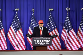 Cựu Tổng thống Mỹ Donald Trump phát biểu vận động tranh cử ở bang Michigan. (Ảnh: AFP/TTXVN)