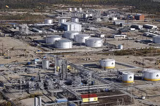 Toàn cảnh nhà máy lọc dầu Rosneft ở thị trấn Gubkinsky, Tây Siberia, LB Nga. (Ảnh: AFP/TTXVN)