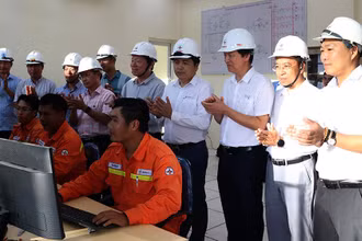 Các đại biểu chứng kiến thời khắc đóng điện thành công Trạm biến áp 500kV Vân Phong.