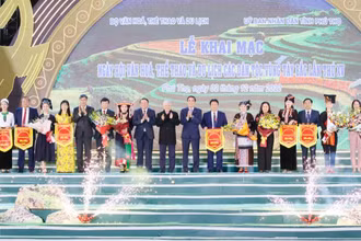 Đồng chí Đỗ Văn Chiến và lãnh đạo tỉnh Phú Thọ tặng cờ lưu niệm cho các địa phương tham gia ngày hội.