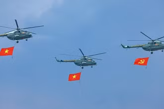 Phần trình diễn của trực thăng mang cờ Đảng, cờ Tổ quốc tại Lễ kỷ niệm 70 năm Chiến thắng Điện Biên Phủ. (Ảnh: TTXVN)