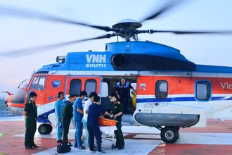 Trực thăng hạ cánh tại sân đỗ tòa nhà Viện Chấn thương chỉnh hình, Bệnh viện Quân y 175.