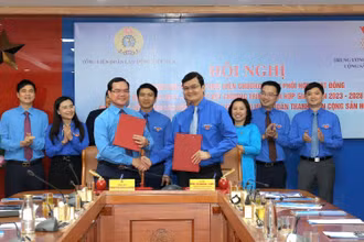 Đồng chí Nguyễn Đình Khang, Ủy viên Trung ương Đảng, Chủ tịch Tổng Liên đoàn Lao động Việt Nam và đồng chí Bùi Quang Huy, Ủy viên dự khuyết Trung ương Đảng, Bí thư thứ nhất Trung ương Đoàn (từ trái qua, hàng đầu) trao biên bản ký kết chương trình phối hợp giữa 2 bên giai đoạn 2023-2028.