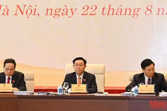 Chủ tịch Quốc hội Vương Đình Huệ, Phó Chủ tịch Thường trực Quốc hội Trần Thanh Mẫn, Phó Thủ tướng Thường trực Phạm Bình Minh dự hội nghị. (Ảnh: DUY LINH)