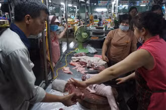 Người dân tranh thủ chuẩn bị lương thực thực phẩm phòng, chống bão.