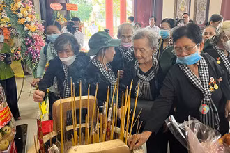Lãnh đạo và nhân dân tỉnh Bến Tre dâng hương tại Khu lưu niệm Nguyễn Thị Định.