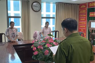 Công an Cần Thơ tống đạt quyết định khởi tố 2 bị can. (Ảnh: Công an Cần Thơ)