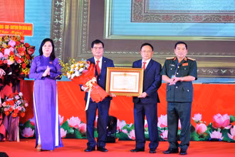 Trao Bằng khen của Thủ tướng Chính phủ tặng Đảng bộ, quân và dân huyện Ba Tơ.