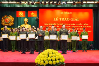 Trao giải cho các tác giả đạt giải trong cuộc thi.