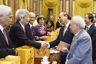 Chủ tịch nước Nguyễn Xuân Phúc với các đại biểu Hội Cựu Giáo chức Việt Nam. (Ảnh: Thống Nhất/TTXVN)