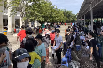 Học sinh tiêm vaccine phòng Covid-19 tại điểm Trường Trung học cơ sở Bình Chánh, huyện Bình Chánh trong ngày 1/8.