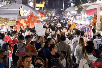 Mỗi ngày có hàng nghìn người dân thủ đô Vientiane đổ về khu vực diễn ra lễ hội. (Ảnh: TRỊNH QUỐC DŨNG)