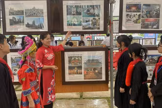 Giới thiệu cho học sinh dân tộc về hình ảnh tại triển lãm.