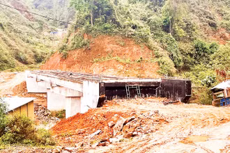 Cầu Ván trên tuyến ĐH2 nối xã Phước Công đi xã Phước Lộc thi công dở dang.