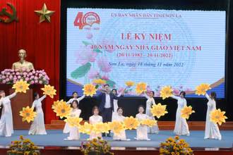 Văn nghệ chào mừng 40 năm Ngày nhà giáo Việt Nam.