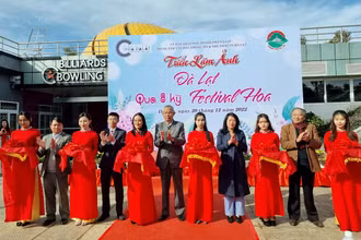Các đại biểu thực hiện nghi thức khai mạc triển lãm.