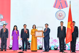 Chủ tịch Quốc hội Vương Đình Huệ trao Huân chương Lao động hạng Nhì cho Ban Công tác đại biểu.