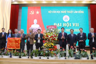 Lãnh đạo tỉnh Lâm Đồng trao bức trướng và lẵng hoa chúc mừng đại hội.