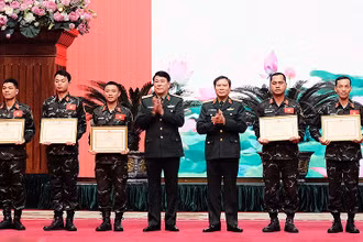 Đại tướng Lương Cường, Thượng tướng Nguyễn Tân Cương (thứ 4 và 5 lần lượt từ trái qua) trao Bằng khen của Bộ trưởng Quốc phòng tặng các sĩ quan, chiến sĩ xuất sắc trong thực hiện nhiệm vụ tham gia hỗ trợ nhân đạo, cứu trợ thảm họa động đất tại Thổ Nhĩ Kỳ.